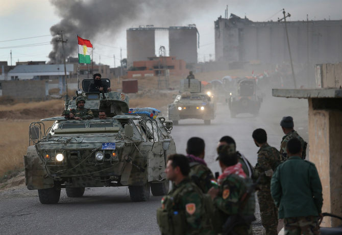 Lực lượng Peshmerga tuần tra trên đường phố ngày 15/11.