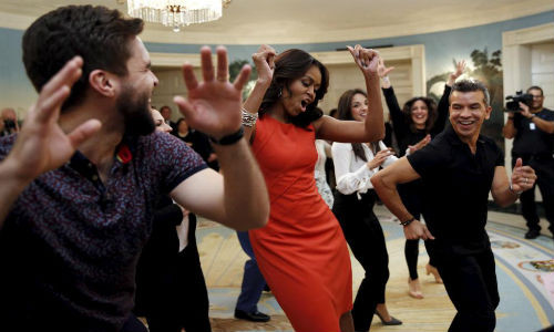 Đệ nhất phu nhân Mỹ Michelle Obama với những động tác nhảy chuyên nghiệp cùng diễn viên Josh Segarra (trái) và biên đạo múa Sergio Trujillo (phải) trong một buổi hội thảo về lịch sử Broadway diễn ra tại Nhà Trắng, Washington, DC (Mỹ) ngày 16/11/2015.