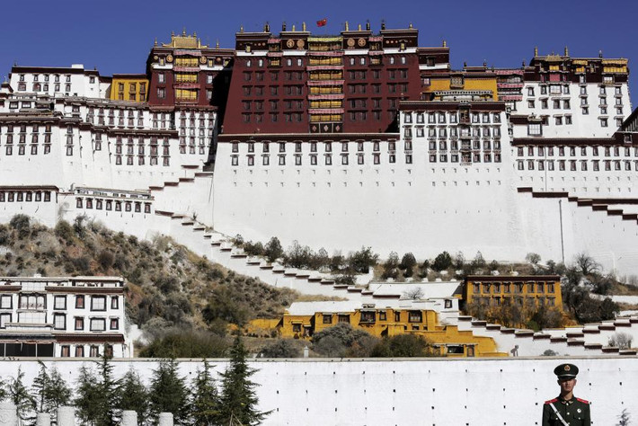 Quang cảnh bên ngoài cung điện Potala ngày 17/11.