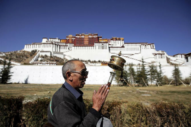 Một người đàn ông Tây Tạng cầu nguyện khi đi vòng quanh cung điện Potala ở Lhasa, Khu tự trị Tây Tạng ngày 17/11/2015. Cung điện hơn 1.300 năm tuổi này đã được UNESCO công nhận là Di sản thế giới.
