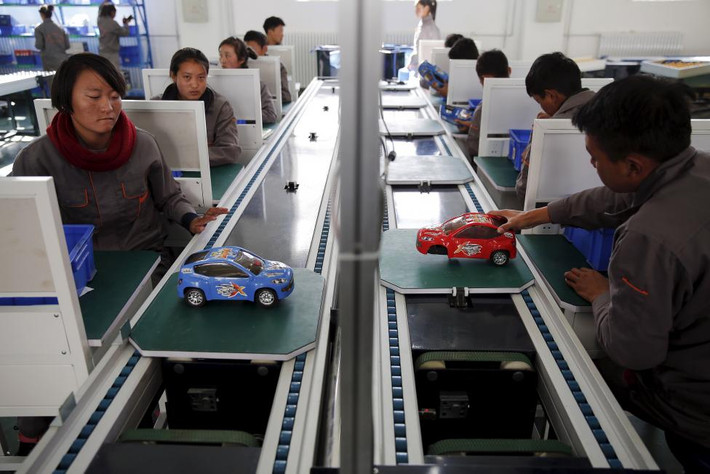 Học sinh tham quan dây chuyền lắp ráp ô tô tự chế tại một trường hướng nghiệp ở Lhasa ngày 19/11.