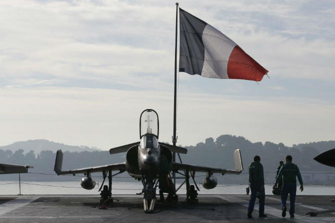 Chiến đấu cơ Super Etendard trên tàu sân bay Charles de Gualle của Pháp trước khi nó khởi hành từ căn cứ hải quân Toulon, Pháp ngày 18/11/2015.