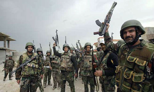Ngày 12/11, Quân đội Syria và lực lượng đồng minh đã giành quyền kiểm soát hoàn toàn thị trấn chiến lược Al-Hader vốn bị quân nổi dậy chiếm đóng. Ảnh: Binh sĩ quân đội Syria.