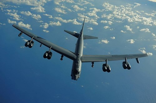 Hôm 12/11, đại diện Lầu Năm Góc cho hay, hai máy bay ném bom B-52 của Mỹ đã bay gần các đảo nhân tạo mà Trung Quốc bồi đắp trái phép ở Biển Đông. Ảnh: Máy bay ném bom chiến lược B-52 của Mỹ.