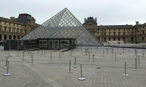 Lối vào bảo tàng Louvre không một bóng người. Sau vụ tấn không liên hoàn ở Paris tối 13/11, giới chức Pháp đã cho đóng cửa bảo tàng này để đảm bảo an ninh.