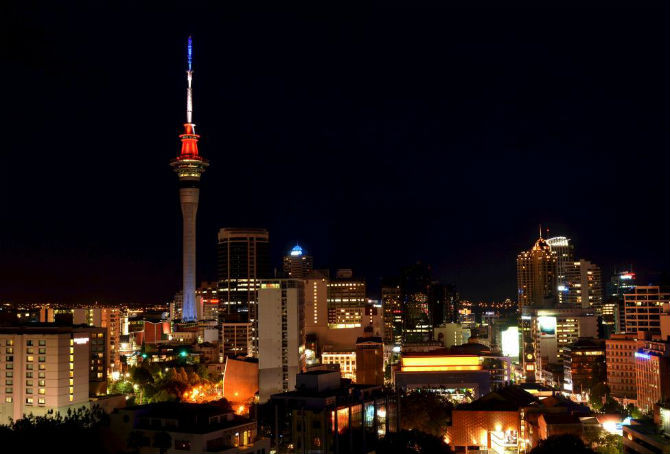 Tháp Sky Tower ở Aukland, New Zealand rực sáng ba màu quốc kỳ của nước Pháp.