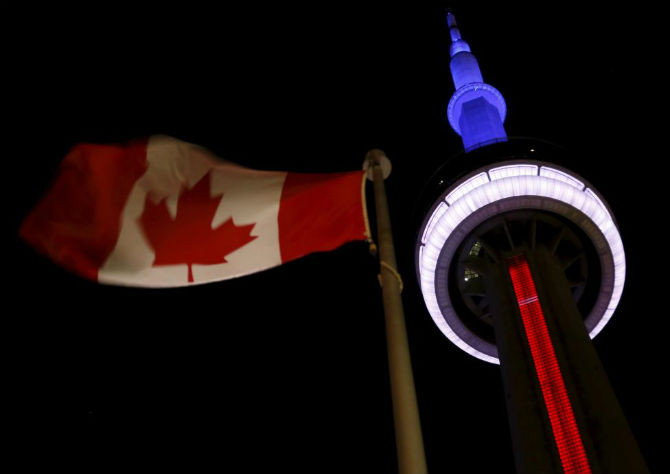Tòa tháp CN Tower ở Toronto, Canada cũng nhuộm ba màu xanh, trắng và đỏ.