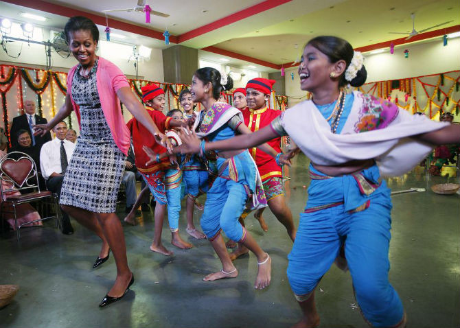 Tổng thống Mỹ Barack Obama chăm chú xem màn biểu diễn của vợ cùng các em nhỏ trong chuyến thăm tới trường Holy Name ở Mumbai, Ấn Độ, ngày 7/11/2010.