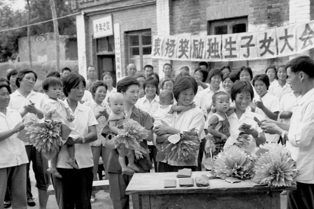 Năm 1978, chính sách một con được quy định trong Hiến pháp Trung Quốc.