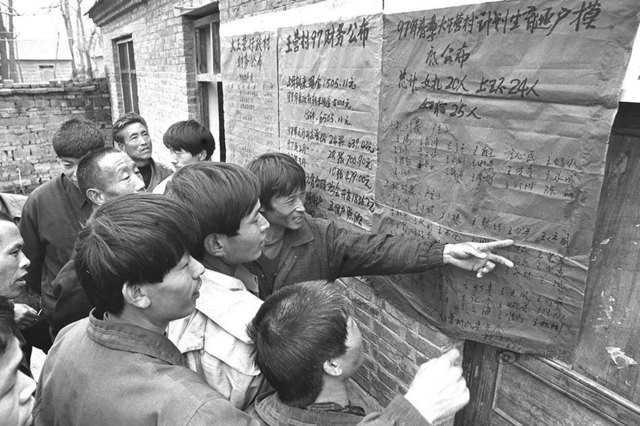 Người dân tại Fuyang, tỉnh An Huy đang đọc một thông báo về kế hoạch hóa gia đình.