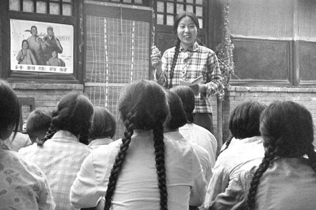 Trong khoảng thời gian 1980-2015, Trung Quốc thi hành nghiêm ngặt chính sách một con. Mặc dù giảm được tốc độ gia tăng dân số chóng mặt nhưng chính sách này cũng khiến một số vấn đề xã hội nảy sinh, từ việc những đứa trẻ bị bỏ rơi cho tới tình trạng mất cân bằng giới tính. Ảnh: Năm 1973, “các bác sĩ chân trần” bắt đầu tuyên truyền cho người dân về kế hoạch hóa gia đình.