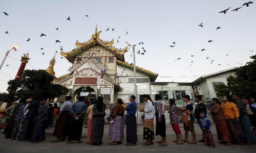 Các điểm bầu cử đã chốt phiếu vào 16 giờ ngày 8/11 (giờ địa phương). Theo Phó giám đốc Ủy ban bầu cử liên bang Myanmar, cuộc bầu cử khá thành công với khoảng 80% cử tri đã đi bỏ phiếu.