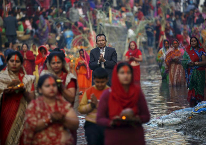 Các tín đồ ở Kathmandu, Nepal cầu nguyện khi Mặt trời lặn ở sông Baghmati.