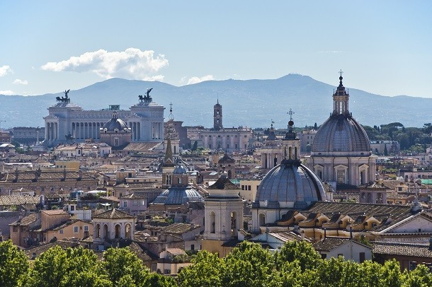 Italy cũng là một trong những điểm đến yêu thích của hàng triệu du khách. Khí hậu ôn đới, bờ biển rộng, đẹp cùng ẩm thực phong phú và những khu khảo cổ,... đã mang lại cho Italy 48,6 triệu lượt khu khách năm 2014.