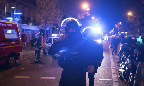 Cảnh sát Pháp có mặt ở bên ngoài nhà hát Bataclan ngày 13/11.