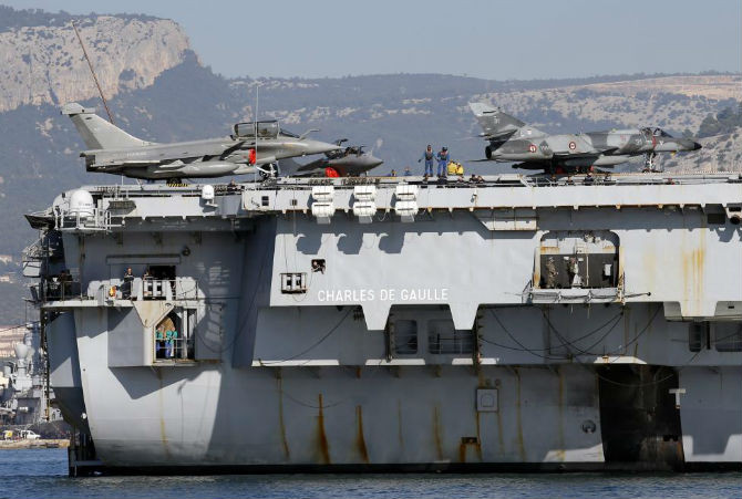 Chiến đấu cơ Rafale và Super Etendard trên tàu sân bay Charles de Gaulle khi nó rời căn cứ hải quân Toulon ngày 18/11.