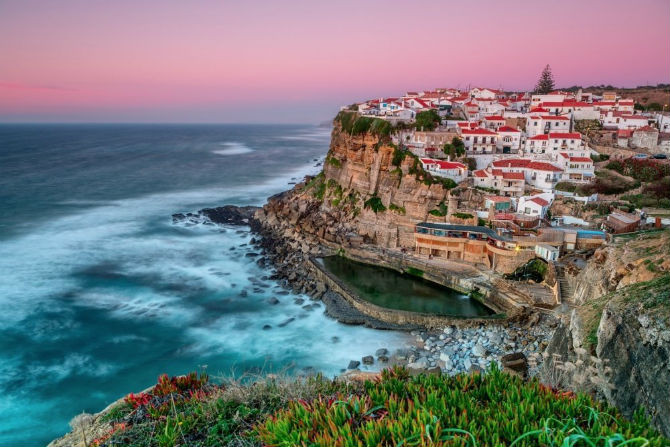 Thành phố Sintra xinh đẹp của Bồ Đào Nha. Thành phố này nổi tiếng với những tượng đài kiến trúc La Mã có từ thế kỷ 19. Sintra được UNESCO công nhận là Di sản thế giới và là một trung tâm du lịch lớn của nước này.