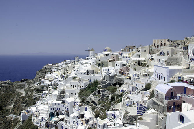 Santorini là một hòn đảo núi lửa trên biển Aegean, cách đất liền Hy Lạp khoảng 200 km. Hai lĩnh vực kinh tế chính của Santorini là du lịch và nông nghiệp.