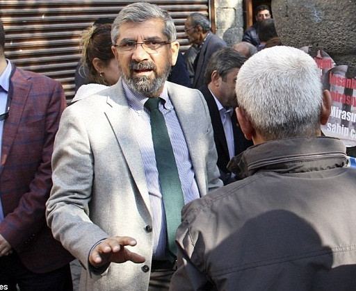 Tahir Elci – một luật sư nổi tiếng của Thổ Nhĩ Kỳ - đã bị những kẻ tấn công chưa rõ danh tính bắn chết tại một cuộc họp báo ở Diyarbakir.