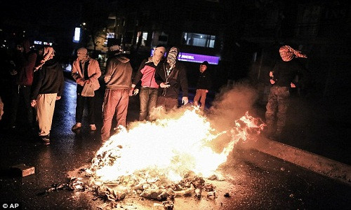 Nhóm người đeo mặt nạ tuyên bố, họ biểu tình phản đối vụ giết hại Elci – một luật sư nổi tiếng và người bảo vệ nhân quyền.