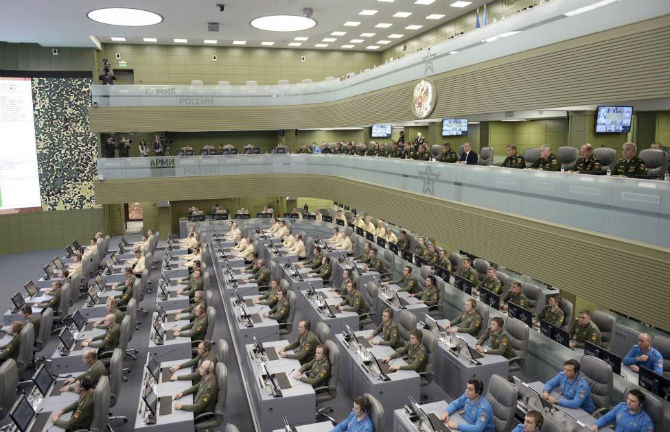 Ông chủ điện Kremlin và Bộ trưởng Quốc phòng Nga Sergei Shoigu cùng các chuyên gia trong một cuộc họp tại Trung tâm kiểm soát quốc phòng ở Moscow ngày 17/11/2015 để thảo luận về các hoạt động của không quân Nga tại Syria.
