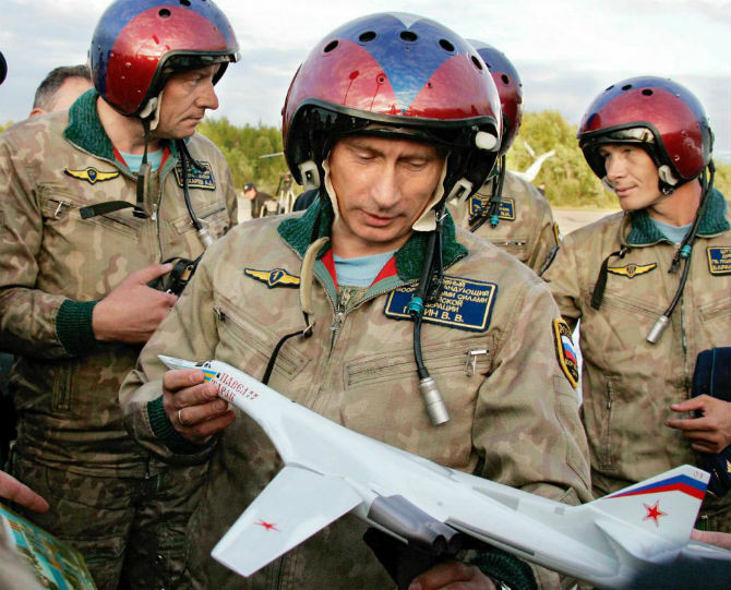 Tổng thống Putin xem xét một mô hình máy bay ném bom Tupolev TU-160 hay còn gọi là Blackjack trong chuyến thăm Olenegorsk, Nga ngày 16/8/2005.