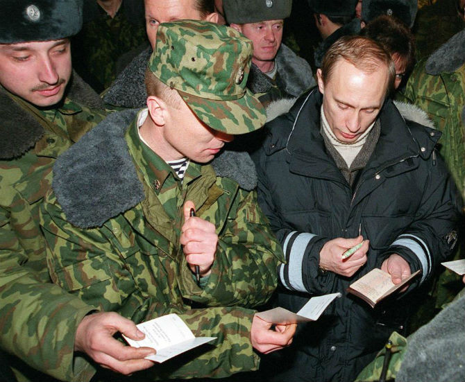 Ông Putin ký tặng cho các binh sĩ Nga tại Gudermes, phía đông Grozny ngày 1/1/2000.