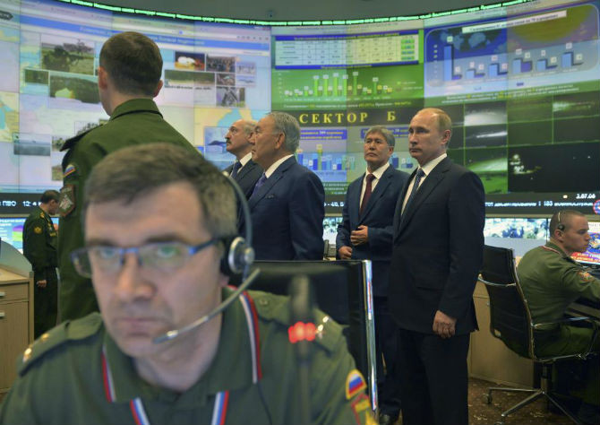Tổng thống Nga Putin cùng Tổng thống Kyrgyzstan Almazbek Atambayev, Tổng thống Kazakhstan Nursultan Nazarbayev và Tổng thống Belarus Alexander Lukashenko thăm căn phòng kiểm soát của Bộ Quốc phòng Nga tại Moscow ngày 23/12/2014.