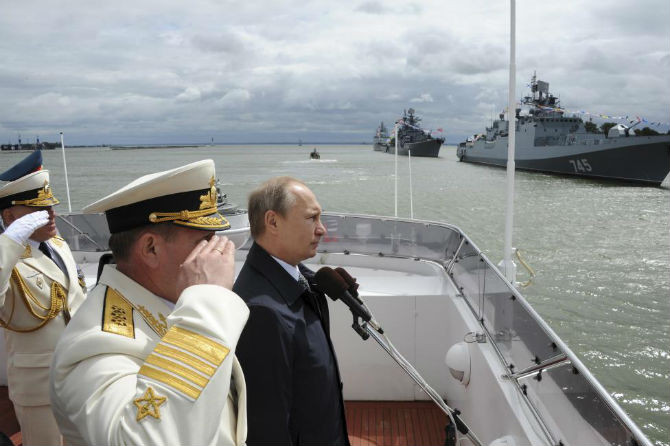 Nhà lãnh đạo Nga tham dự lễ kỷ niệm Ngày Hải quân ở Baltiysk, vùng Kaliningrad, Nga, ngày 26/7/2015.