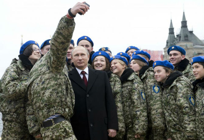 Tổng thống Putin chụp ảnh cùng các thành viên của câu lạc bộ quân sự Vympel ở Moscow, Nga, ngày 4/11/2015.