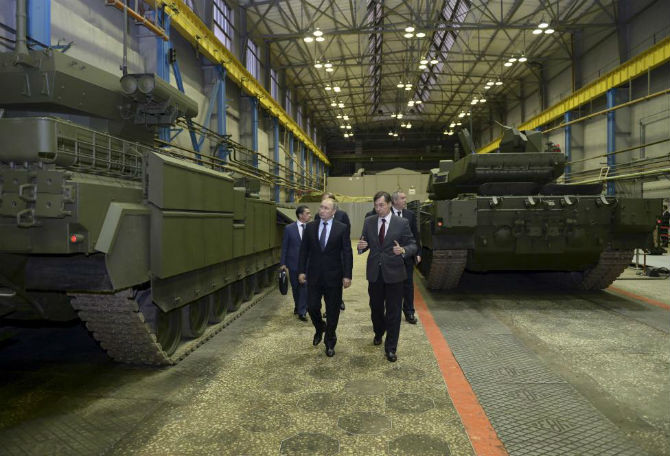 Tổng thống Putin kiểm tra xe tăng chủ lực T-14 tại nhà máy Uralvagonzavod, thành phố Nizhny Tagil, Urals, Nga ngày 25/11/2015.