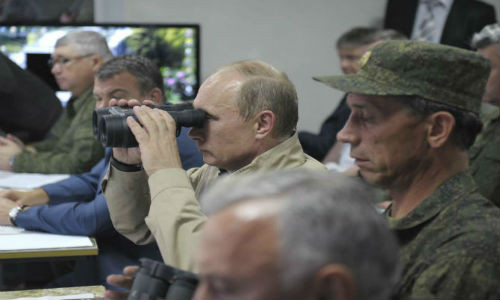Tổng thống Nga Putin sử dụng ống nhòm để quan sát binh sĩ trong một buổi tập luyện mang tên Kavkaz 2012 tại vùng Krasnodar ngày 17/9/2012.