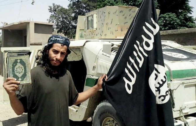 Abdelhamid Abaaoud - một chiến binh IS – được cho là kẻ chủ mưu vụ khủng bố ở Paris đêm 13/11 khiến hàng trăm người thương vong. Y đã bị tiêu diệt trong cuộc đột kích của cảnh sát Pháp ở vùng ngoại ô Paris ngày 18/11.