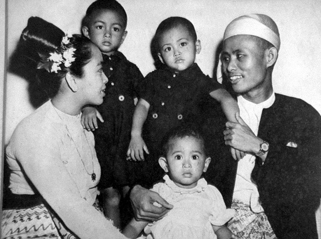 Người phụ nữ nổi tiếng nhất Myanmar - bà Suu Kyi sinh ngày 19/6/1945. Bà là con gái của vị anh hùng dân tộc Myanmar – tướng Aung San. Ông Aung bị ám sát vào tháng 7/1947 – chỉ 6 tháng trước khi quốc gia Đông Nam Á giành độc lập. Lúc ấy, bà Suu Kyi mới lên hai tuổi. Ảnh chụp bà Suu Kyi (giữa) cùng bố mẹ và hai anh năm 1947 tại Myanmar.