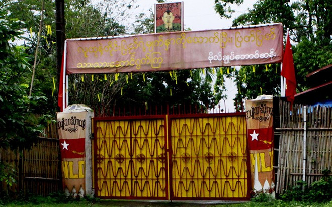 Cổng nhà bà Suu Kyi vào ngày 11/8/2009 khi tòa án cho rằng bà đã vi phạm các điều kiện quản thúc tại gia. Theo tòa Myanmar, bà Suu Kyi đã cho phép một người Mỹ lạ vào nhà. Người đứng đầu chế độ quân sự ra lệnh giam lỏng bà 18 tháng.