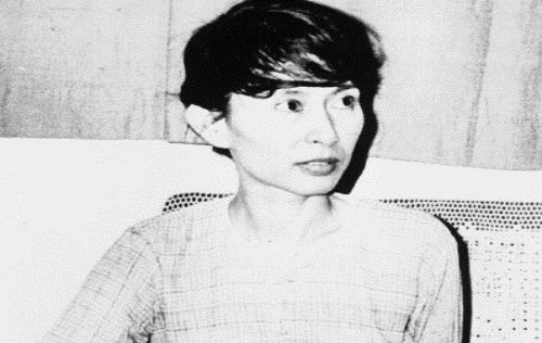 Suu Kyi và Aris sinh hai con trai là Alexander và Kim. Những đứa trẻ đã lớn lên ở Anh. Từ năm 1985 đến năm 1987, Suu Kyi tập trung nghiên cứu để lấy bằng thạc sĩ văn học Myanmar tại trường Nghiên cứu Phương Đông và châu Phi (SOAS), thuộc Đại học London.