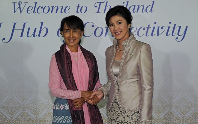 Thủ tướng Thái Lan Yingluck Shinawatra bắt tay bà Suu Kyi tại thủ đô Bangkok, Thái Lan, ngày 31/5/2012. Đây là lần đầu tiên bà đặt chân ra nước ngoài trong hơn 20 năm.