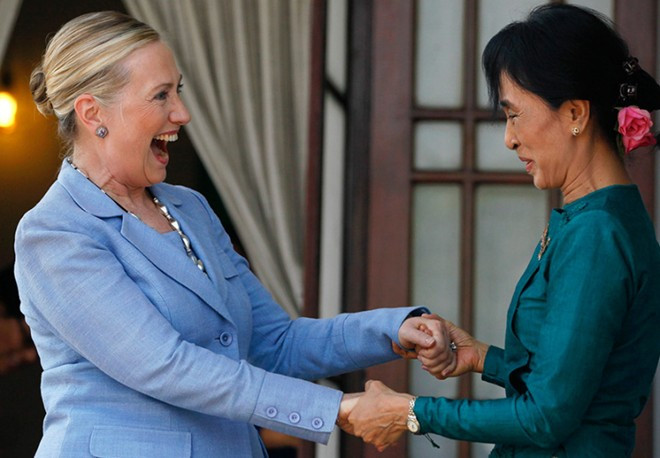 Ngoại trưởng Mỹ Hillary Clinton cầm tay Suu Kyi - lãnh đạo đảng Liên đoàn Quốc gia vì dân chủ (NLD) - khi họ gặp nhau tại nhà của bà vào ngày 2/12/2011.