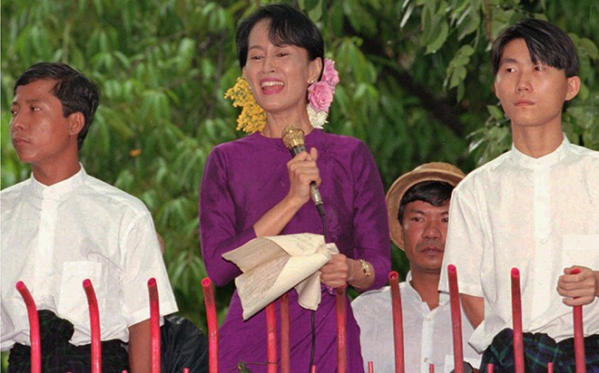 Chủ trương của đảng NLD là tranh đấu bất bạo động. Mặc dù bị cấm, Suu Kyi vẫn đi khắp nơi để phát động phong trào vì tự do và dân chủ. Bà từng đi thẳng vào mũi súng đã lên đạn của binh sĩ chắn đường để tỏ thái độ phản kháng.