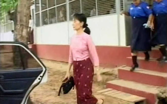 Bà Suu Kyi được hộ tống lên ôtô vào ngày thứ 3 của vụ xét xử bà tại nhà tù Insein ở thành phố Yangon, ngày 20/5/2009.