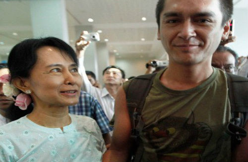 Trước áp lực quốc tế, bà Suu Kyi được trả tự do năm 2010. Ảnh chụp bà Suu Kyi gặp con trai Kim Aris tại sân bay Yangon ngày 23/11/2010. Bà đã không nhìn thấy con trong suốt 10 năm.
