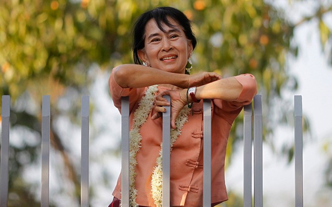 Suu Kyi mỉm cười với những người ủng hộ khi bà tổ chức lễ hội té nước Thingyan phía trước cửa nhà ngày 16/4/2012.