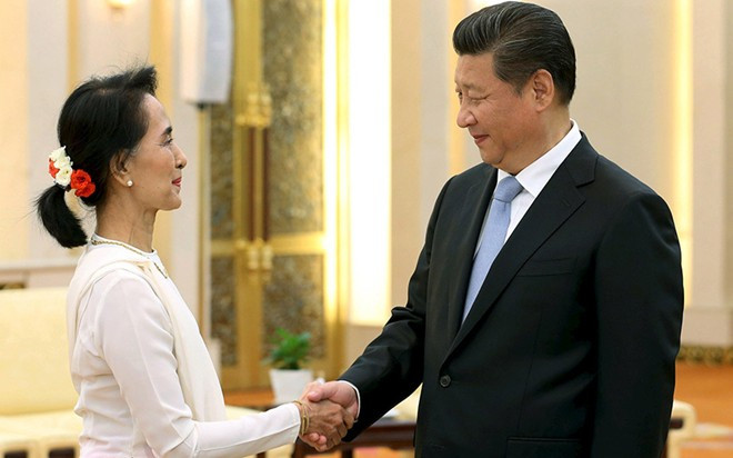 Chủ tịch Trung Quốc Tập Cận Bình bắt tay bà Aung Suu Kyi trong cuộc họp tại Đại lễ đường Nhân dân ở Bắc Kinh, Trung Quốc, vào ngày 11/6.