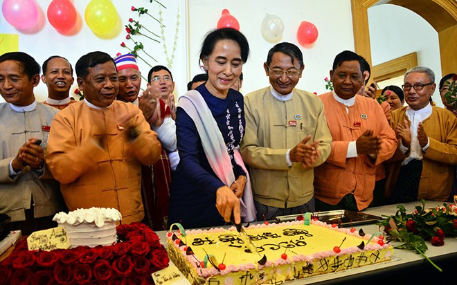 Bà Suu Kyi cắt bánh trong lễ mừng sinh nhật lần thứ 70 tại tòa nhà Quốc hội ở thủ đô Naypyidaw hôm 19/6. Bà từng được ví như "ngọn hải đăng của niềm hy vọng" cho người dân Myanmar trên con đường hướng tới nền dân chủ.