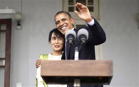 Ngày 19/11/2012, nhân chuyến thăm Myanmar, Tổng thống Mỹ Barack Obama gặp thủ lĩnh phe đối lập tại dinh thự của bà. Ông không ngần ngại ôm và hôn bà Suu Kyi tại cuối buổi họp báo chung.