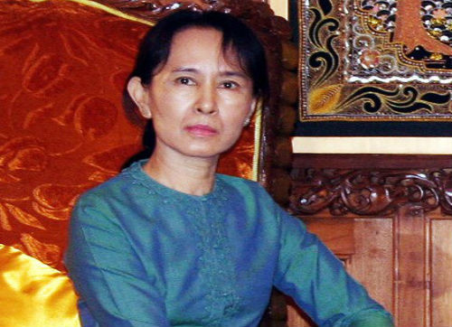 Tháng 5/1990, dù Suu Kyi vẫn bị giam lỏng, đảng NLD của bà thắng lớn (82%) trong cuộc bầu cử. Tuy nhiên, Liên đoàn Khôi phục Trật tự và Pháp luật Quốc gia (SLORC) không công nhận kết quả này. Năm 1991, Suu Kyi được trao giải Nobel Hòa bình.