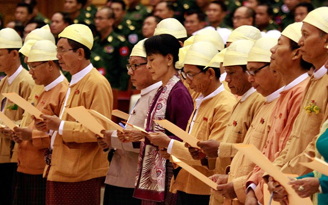 Hai năm sau khi được phóng thích, bà Suu Kyi chính thức trở thành thành viên Hạ viện Myanmar trong cuộc bầu cử ngày 1/4/2012. Suu Kyi (giữa) và các nhà lập pháp của NLD tại một phiên họp thường kỳ của Hạ viện Myanmar vào tháng 2/2012.