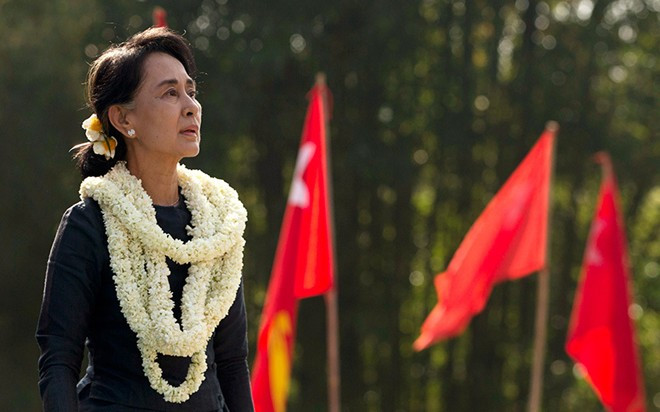 Suu Kyi đọc diễn văn tại Yangon vào ngày 4/12/2013.