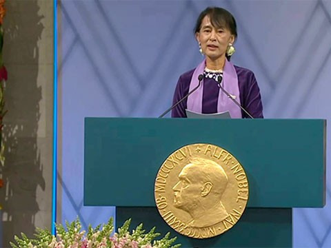 Sau 21 năm kể từ ngày được Hội đồng Nobel trao giải, ngày 16/6/2012, bà chính thức nhận giải thưởng danh giá trong buổi lễ tại thủ đô Oslo, Na Uy.