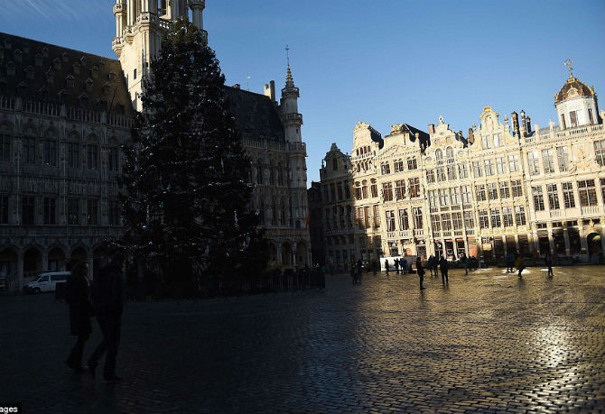 Đường phố Brussels vắng tanh trong chiến dịch truy quét các nghi phạm liên quan vụ khủng bố ở Paris. Cảnh sát Bỉ mới đây bắt giữ 16 nghi can trong các cuộc bố ráp tại Brussels và Charleroi.